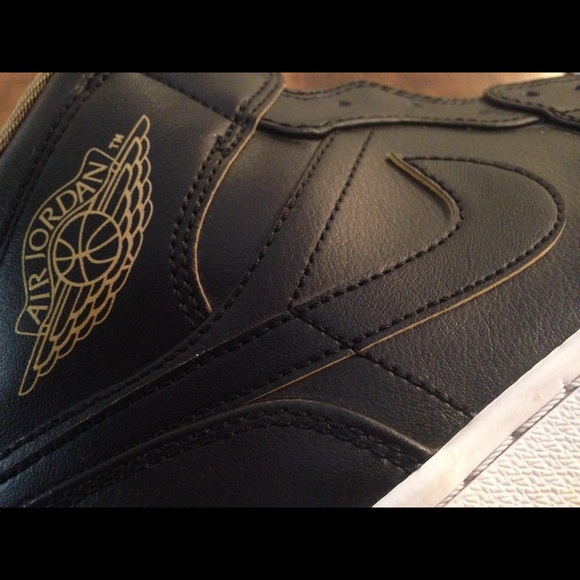 jordan retro 1 black gold